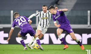 Hasil Liga Italia Juventus dipermalukan Fiorentina. Cristiano Ronaldo berusaha melewati pemain Fiorentina pada laga lanjutan Serie A Liga Italia, Rabu (23-12-2020) dini hari WIB ((Twitter@juventusfcen)