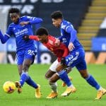 Pemain MU Marcus Rashford dijaga ketat dua pemain Leicester City di laga lanjutan Liga Inggris, Sabtu (26-12-2020) malam. (Twitter@premierleague)