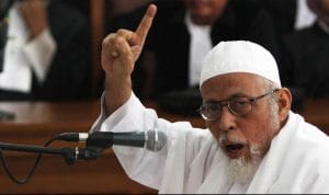 Abu Bakar Baasyir bebas dari Lapas Gunung Sindur, Bogor, Jawa Barat, Jumat 8 Januari 2021. Mantan terpidana terorisme itu bebas murni, setelah menjalani pidana kurungan 15 tahun penjara (liputan6.com).