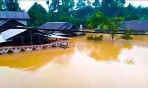 Banjir di Pengaron, ratusan rumah terendam, sejumlah warga terjebak dalam rumah, Selasa (12 Januari 2021). (foto FB @Putra Haluan TwentyElevent)