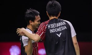 Pasangan Mohammad Ahsan-Hendra Setiawan lolos ke final BWF World Tour Finals 2021 usai menaklukkan Choi Sol Gyu-Seo Seung Jae di babak semifinal. (Twitter@BadmintonIndonesia).