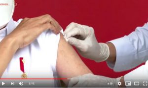 Presiden Jokowi saat menerima suntik pertama vaksi SInovac di Istana Negara, Rabu 13 Januari 2021 di Istana Negara, Jakarta. (tangkaplayarYouTubeSetneg).JPG 4