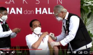 Presiden Jokowi setelah menerima suntik pertama vaksi SInovac di Istana Negara, Rabu 13 Januari 2021. (tangkaplayarYouTubeSetneg)