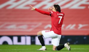 Hasil Liga Inggris, Manchester United vs Everton bermain imbang 3-3, pada pekan ke-23 EPL, Minggu dini hari WIB. Edinsons Cavani selebrasi gol. (Twitter.com @brfootball)