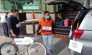 Rekonstruksi Kasus Bansos, operator politikus PDID terima Rp 1,5 M dan 2 Sepeda Brompton (foto Inews.id)