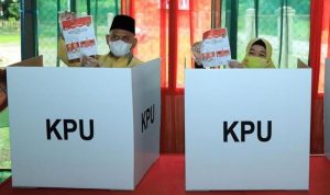 KPU Kalsel akan gelar PSU Pilgub Kalsel 2020. Bupati HSU dan istri saat Pilgub Kalsel 9 Desember 2020 lalu.(foto humas HSU)