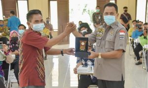 Ketua DPRD Kalsel H Supian HK edukasi masyarakata Tala mengenai Perda Penanggulangan Bencana, di Tambangulang, Jumat, 26 Maret 2021. (Humas DPRD Kalsel-Romi Alfianor)