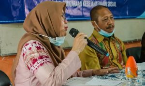 Ketua Komisi I DPRD Kalsel Hj Rachmah Norlias sosialisasi Perda Tentang Penyelenggaraan Kesejahteraan Sosial di Tapin. (Humas DPRD Kalsel Romi Alfianur)
