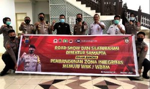 Sekrataris DPRD Kalsel AM Rozaniahsyah foto bersama jajaran Ditsamapta Polda Kalsel. (humas DPRD Kalsel FH)