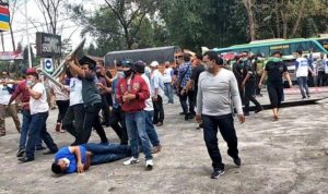 Video bentrok massa pro KLB dengan massa DPD Partai Demokrat Sumut di sekitar lokasi KLB di Sibolangit Deli Serdang, Jumat 5 Maret 2021. (Twitter@Raj4purwa).