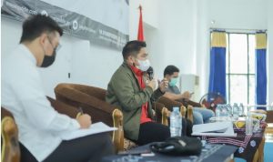 Wakil Ketua DPRD Kalsel M Syaripuddin Sosper Nomor 1 Tahun 2021 dengan masyarakat penyelenggara kesehatan di Gedung KNPI Kalsel Jumat 26 Maret 2021. (Humas Pemprov Kalsel)