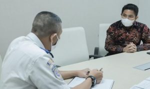 Wakil Ketua DPRD Kalsel M Syaripuddin atau Bang Dhin berdiskusi dengan jajaran Kemenhub RI di Jakarta Rabu 3 Maret lalu. (Foto Humas DPRD Kalsel)