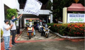 Bupati Banjar H Saidi Mansyur melepas peserta Touring Religi Yamaha Nmax Club Indonesia (YNCI) Martapura-Banjarbaru di Halaman Mahligai Sultan Adam, Martapura Jumat (2 4 2021) pagi. (MC Banjar)
