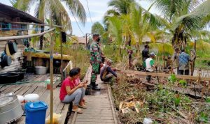 Danramil Bunipah Aluh-Aluh bersama warga bergotong royong membangun musala. (MC Banjar)