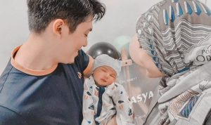 Irwansyah dan Zaskia Sungkar menggendong Ukkasya Muhammad Syahki. (foto instagram@zaskiasungkar15)