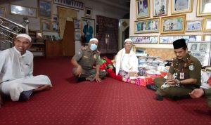 Kepala Satpol PP Kabupaten Banjar Aidil Basith menyosialisasikan Perda Ramadan ke majelis taklim, Jumat (9 April 2021). (MC Banjar)