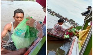 Pengurus Aisyiyah Kalsel menyerahkan sembako kepada warga di sepanjang Sungai Martapura, Ahad, 11 April 2021. (Kalimantalive.com-Ani)