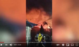 Video kabakaran di Kompleks Buncit Indah Banjarmasin, Kamis, 8 April 2021 pukul 21.30 Wita. (Tangkaplayar YouTube Kalimantanlive.com)