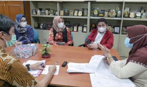 Wakil Ketua DPRD Kalsel M Syaripuddin dan Hj Marlina saat berdiskusi bersama DPRD DKI Jakarta terkait mekanisme pembahasan LKPj di Jakarta. (Humas DPRD Kalsel dnr)