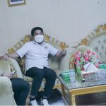 Wakil Ketua DPRD Kalsel M Syaripuddin berdialog dengan Kepala Dinas Trasmigrasi dan Tenaga Kerja Kalsel Siswansyah, Senin (1752021). (Hms DPRD Kalsel).