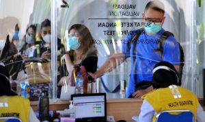 Calon penumpang pesawat menjalani pemeriksaan dokumen kesehatan di Terminal Domestik Bandara Internasional I Gusti Ngurah Rai, Badung, Bali. (foto antara Fikri Yusuf)