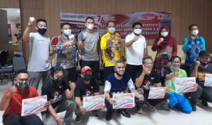 Foto Bersama Para Pemenang Turnamen Tenis Meja Internal DPRD Kalsel 2021 yang diduga Bank Kalsel, dengan Wakil Ketua DPRD Kalse M Syaripudin dan Perwakilan Bank Kalsel. Kamis (1982021). (Istimewa)