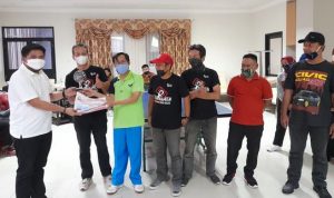 Wakil Ketua DPRD Kalsel menyerahkan piala kepada Juara Ganda Putra Turnamen Tenis Meja DPRD Kalsel, Kamis (1982021). (isitimewa)