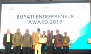 Bupati Tabalong Anang Syakhfiani menerima penghargaan Bupati Enterpreneur Award 2019 untuk kategori perdagangan. (foto banjarmasinpost.co.id)