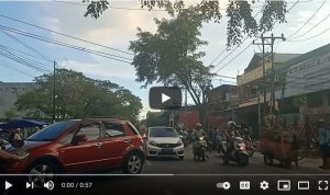 Pemilik Ruko cuek plang larangan bongkar muat di Jalan Djok Mentaya Banjarmasin. (foto YouTube)
