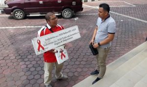 Seorang penyandang ODHA (Orang Dengan HIV AIDS) demo ke DPRD Banjarbaru di Loktabat Utara Banjarbaru, Selasa (3122019). (Banjarbaruklik.com)