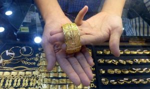 perlihatkan-gelang-emas