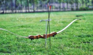 Ilustrasi busur dan anak panah.