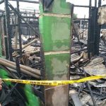 Kebakaran Banjarmasin, polisi memasang garis polisi di puing sisa kebakaran Kompleks Es Terang Banjarmasin, Jumat (6122019)