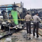 Kebakaran di Kompleks Es Terang Banjarmasin. Petugas memasang garis polisi, Jumat (6122019). (foto Baritopost)