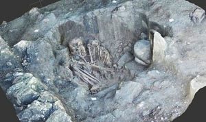 Para arkeolog dari Institut Antropologi dan Sejarah Nasional Meksiko