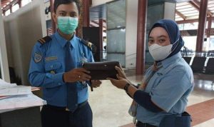 Petugas cleaning service Bandara Soekarno-Hatta, Halimah (29), tidak sengaja menemukan sebuah dompet berisi cek senilai Rp 35,5 miliar