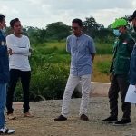 Rombongan Komis III DPRD Kalsel meninjau jalan Lingkar Utara Amuntai HSU. (foto humas DPRD Kalsel)
