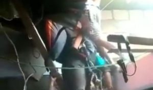 atlet Gantole PON XX Papua tersangkut di atap rumah