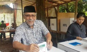 iwan-fals-memasukan-surat-suara