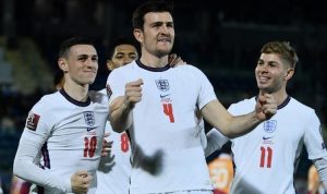 Harry Maguire (tengah) merayakan golnya