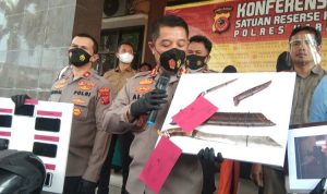 Kapolres Karawang AKBP Aldi Subartono dan jajaran menunjukkan barang bukti kasus pembunuhan pemilik rumah makan padang saat konferensi pers di Mapolres Karawang