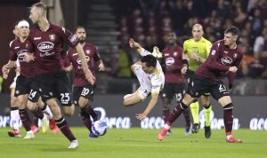 Napoli menang tipis saat bertandang melawan Salernitana.