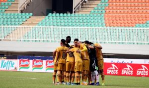 Pemain Bhayangkara FC berdoa bersama sebelum laga pekan 2 Liga 1 2021-2022 melawan Arema FC yang berakhir dengan skor 1-1