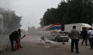 Petugas tengah mencegah kebakaran mobil pasca bentrok di Jalan Interchange Karawang Barat, Desa Purwadana, Kecamatan Telukjambe Timur