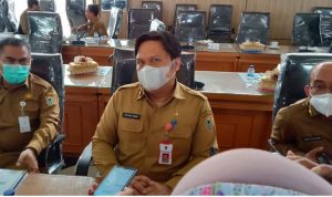 Sekda Kalsel Roy Rizali Anwar usai rapat Banggar di DPRD Kalsel, Senin (22112021). (Kalimantanlive.com eep)