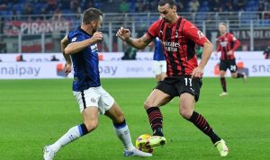 Zlatan Ibrahimovic berebut bola dengan Stefan de Vrij