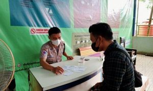 Ahmad Sahbirin mempertanyakan KTP elektronik adiknya yang belum selesai sejak 2019