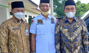 Anggota Komisi II DPRD Kalsel Muhammad Yani Helmi dan Bupati Tanah Bumbu Zairullah Azhar membahas tindak lanjut program rehabilitasi mangrove. (hms DPRD Kalsel)