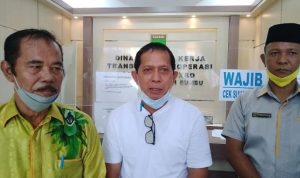 Anggota Komisi II DPRD Kalsel Muhammad Yani Helmi dan Burhanuddin saat kunker ke Disnakertrans Tanbu. (Hms DPRD Kalsel)