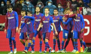 Bek Barcelona Ronald Araujo (kedua dari kanan) berselebrasi bersama rekan setimnya setelah mencetak gol pada pertandingan La Liga Spanyol antara Sevilla vs Barcelona